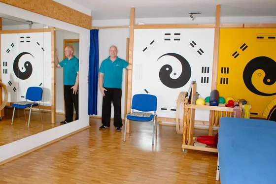 Bewegungsraum mit Yin-Yang-Wandbild