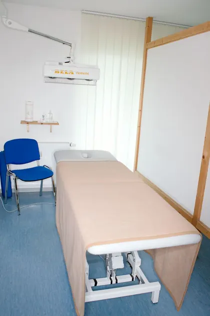 Behandlungsraum mit Massageliege