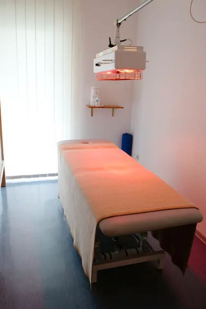 Behandlungsraum mit Rotlichtlampe